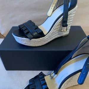 Brand new MK Beautiful comfortable platform size 6